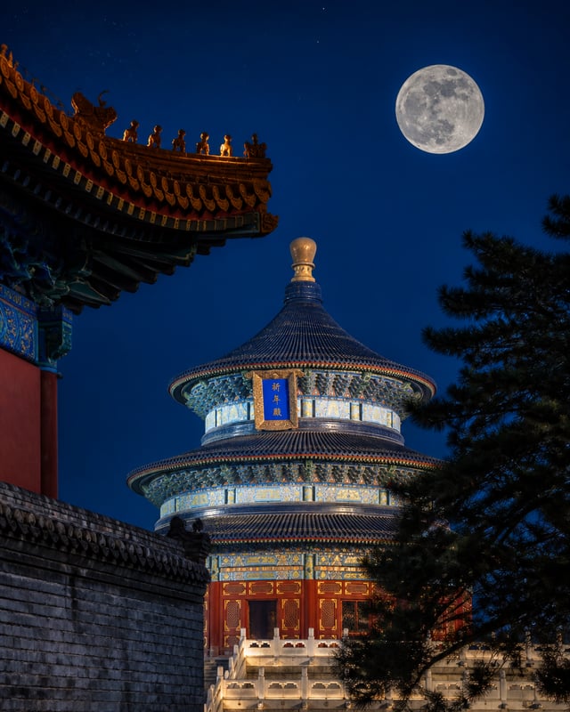 Vertical Chinese style night landscape photography, close-up of Temple of Heaven Prayer Hall in Beij