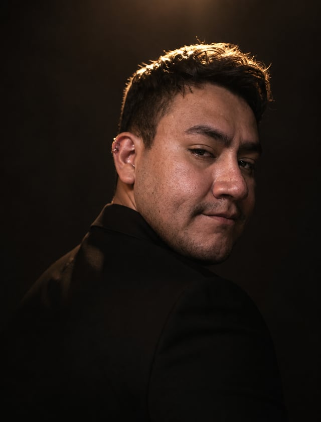 Retrato cinematográfico ultra realista de un hombre elegante con un traje negro, capturado desde atr
