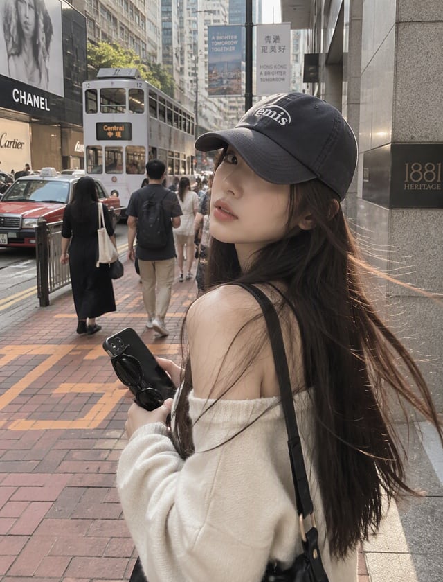 一位长发飘飘高质感的女士背影，尽显生活中的绚丽日常，人像摄影侧颜，帽沿拉低，快乐氛围，日常快照风格，非精心构图或打光，高颜值。物采用韩系松弛感的摄影风格，画面中展现一位的女子背影，她拥有一头乌黑的长直