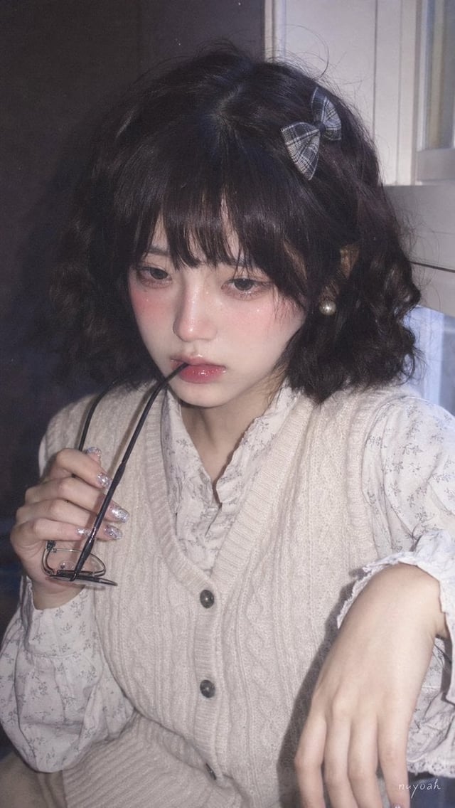 真人摄影、真实人物、日系复古 Pin 图气质的柔焦手机闪光人像，竖幅 9:16，近景半身构图，略高于眼平的正面机位，人物居中偏右，脸部占据上半部主视觉，右侧白色窗框作为辅助竖向结构，左侧深色室内墙面压