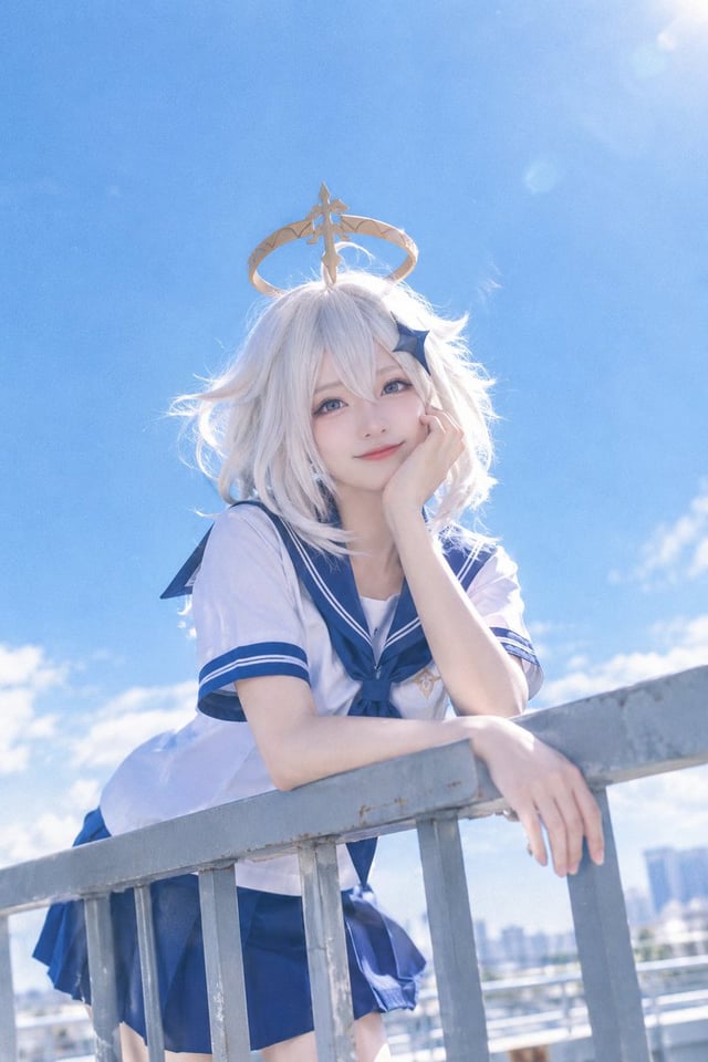 生成一张日系青春电影感的真人角色 Cos 肖像。人物为明确成年的女性 Cosplayer，保留[角色名]最具辨识度的发型、发色与标志性饰品；穿整洁完整的白色短袖校服上衣，搭配宝蓝色领口、袖口与百褶裙。